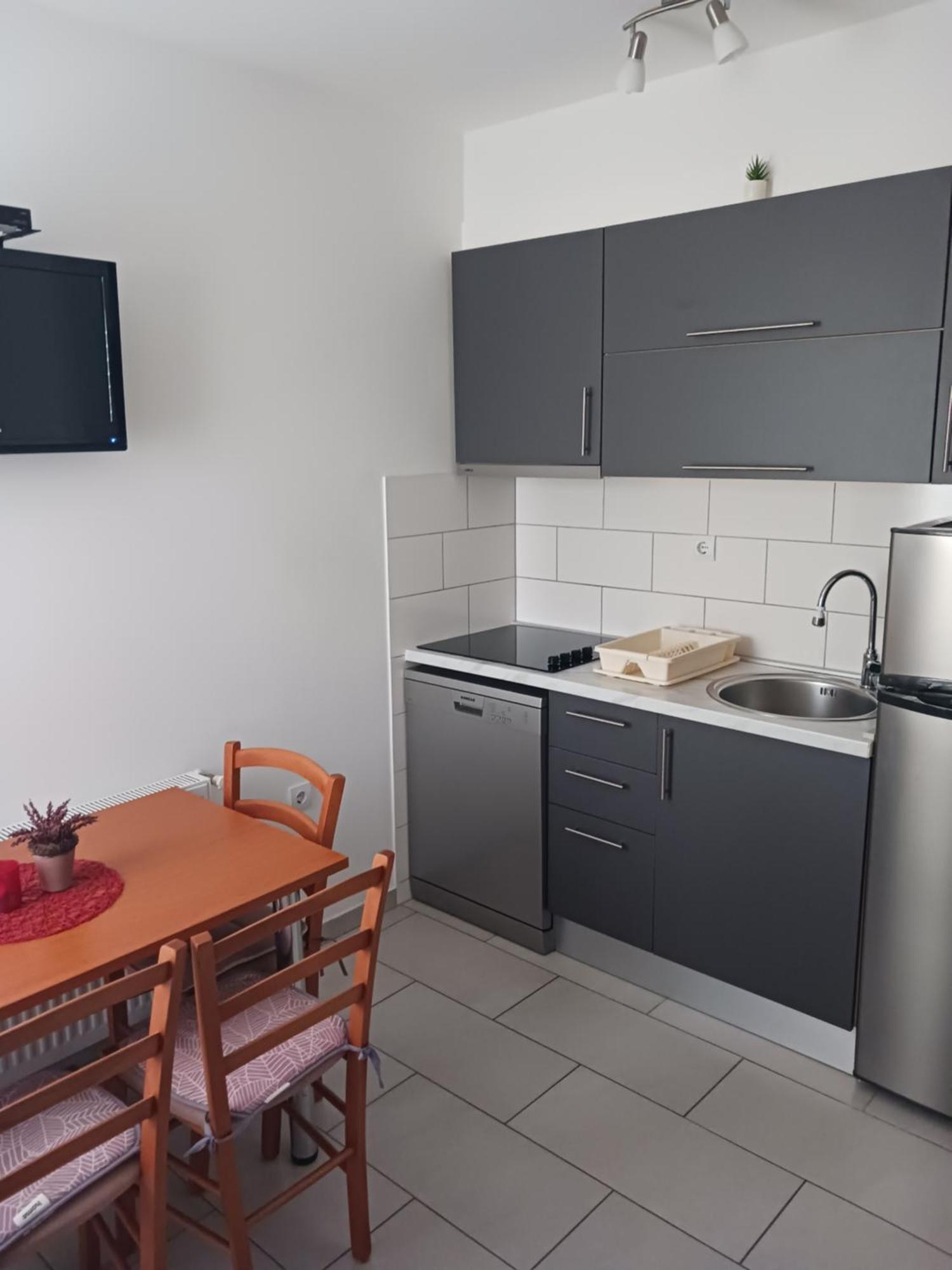Apartmani Petra プリモシュテン エクステリア 写真